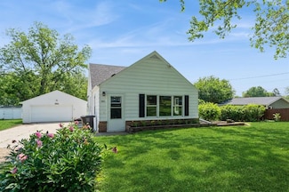 3811 E 30th St, Des Moines, IA 50317