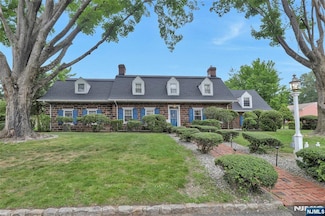 11 Clyde Ct, Bergenfield, NJ 07621