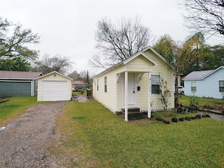 2104 N Galveston Ave, Pearland, TX 77581