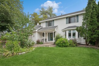 9619 Woodridge Dr, Eden Prairie, MN 55347