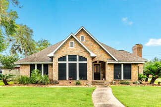 52 S Calla Lily Ct, Lake Jackson, TX 77566