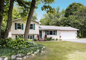 8834 Red Pine Dr, Lake Ann, MI 49650