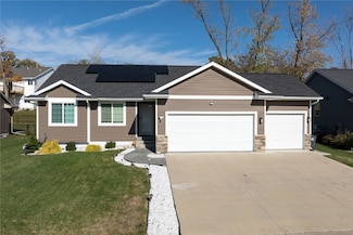 1912 Shady Grove Rd SW, Cedar Rapids, IA 52404