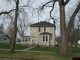 802 802 S 7th St, St. James, MN 56081