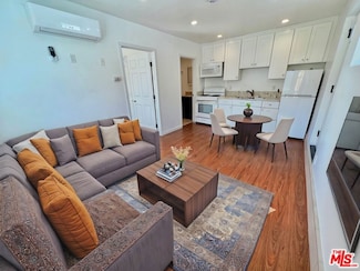 3901 S Orange Dr, Los Angeles, CA 90008