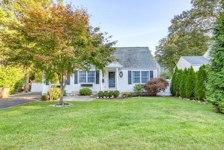 47 Sleepy Hollow Ln, Stamford, CT 06907