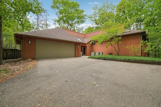 3805 Penberton Ct, Ann Arbor, MI 48105