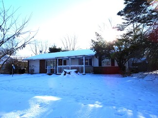 2207 Lantern Hill Dr, Urbana, IL 61802