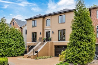 7233 Forsyth Blvd, Saint Louis, MO 63105