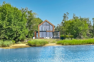 142 Towd Point Rd, Southampton, NY 11968