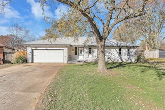 1651 W Lindberg St, Springfield, MO 65807