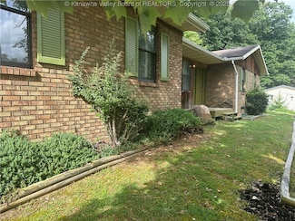 15 Woodland Dr, Madison, WV 25130