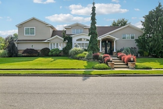 122 Queens Ct, Massapequa Park, NY 11762