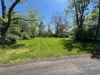 1055 Nela Pkwy, Toledo, OH 43615