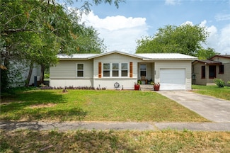 332 S Chiltipin St, Sinton, TX 78387