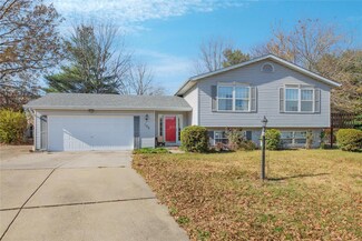 100 King Oak Dr, Godfrey, IL 62035