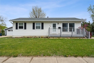 1056 Eisenhower Rd, Hiawatha, IA 52233