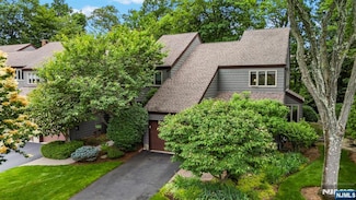 11 Indian Field Ct, Mahwah, NJ 07430