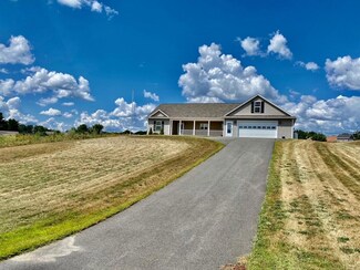 25 Meadow Dr, Waterville, ME 04901