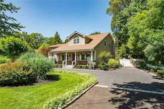122 Cambon Ave, Saint James, NY 11780