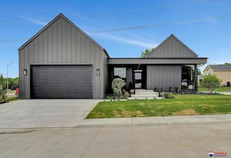 8440 Birkett Dr, Lincoln, NE 68526