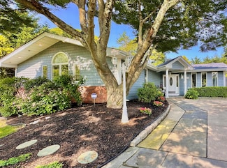 24 Swallow Ln, Hauppauge, NY 11788