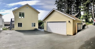 447 King St, Yachats, OR 97498