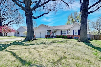 8917 W 94th St, Overland Park, KS 66212