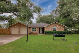 737 Carolyn St, Winnie, TX 77665