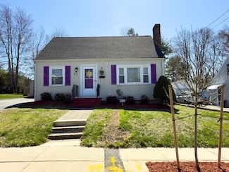 27 Cranmore Rd, Hyde Park, MA 02136