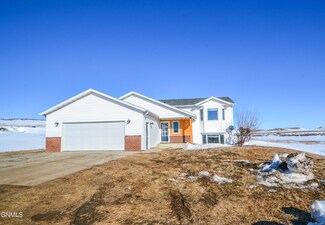 2425 High Country Dr N, Mandan, ND 58554