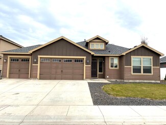 903 Crystal Ave, Moxee, WA 98936