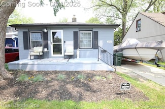 22505 Harper Lake Ave, Saint Clair Shores, MI 48080
