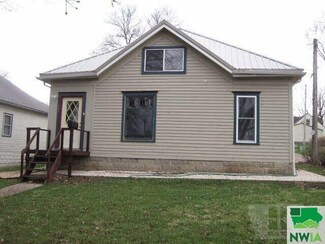 203 S 8th St, Cherokee, IA 51012