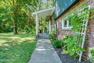 5 Pepper Ln, Albany, NY 12211