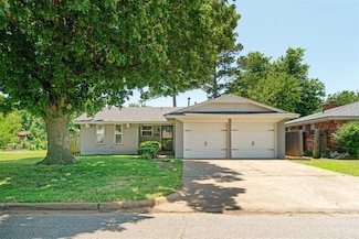 608 SW 9th St, Moore, OK 73160