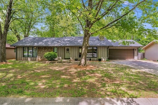 1129 E Oak Tree Ln, Springfield, MO 65810