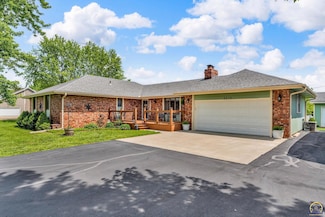2215 SE 53rd St, Topeka, KS 66609