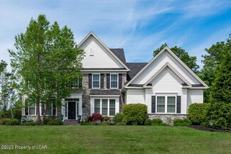 1048 Manor Dr, Mountain Top, PA 18707
