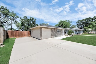 2811 Wentworth Ln, Pasadena, TX 77506