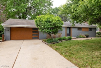 338 Applegrove St NE, North Canton, OH 44720