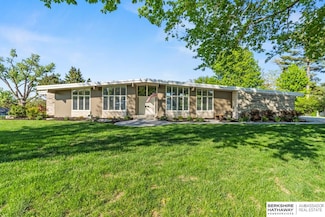6426 Country Squire Ln, Omaha, NE 68152