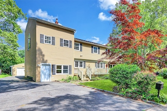 89 Circuit Rd, Bellport, NY 11713