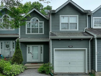 125 Pinebrook Dr, Hyde Park, NY 12538