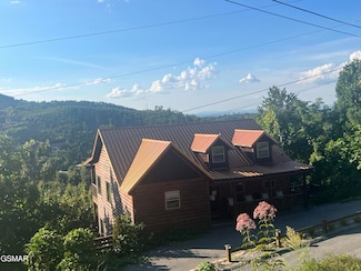964 Village Loop Rd, Gatlinburg, TN 37738