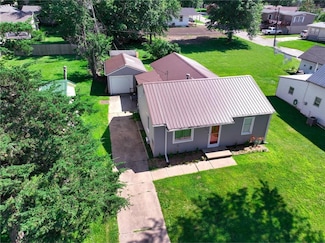 305 Iowa St, Hiawatha, KS 66434