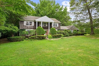 16 Norma Ln, Dix Hills, NY 11746