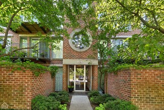 6040 Arbor Ln Unit 102, Northfield, IL 60093