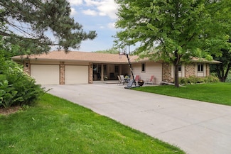 420 Santa fe Cir, Chanhassen, MN 55317