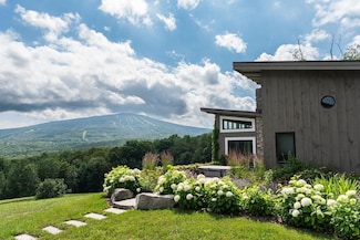 25 Mountain Haunts Rd, Winhall, VT 05340